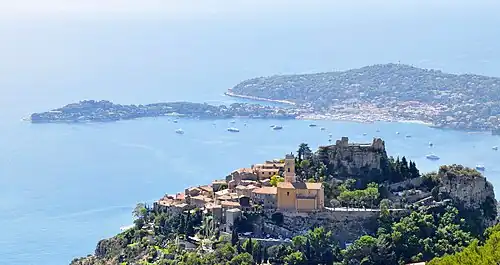 Eze-village et Saint-Jean Cap-Ferrat en second plan.