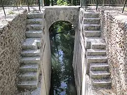 Les escaliers d'accès aux vannes de la grande écluse de Boizard à Pontgouin (2012).