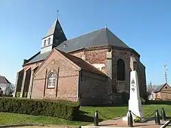 Chevet de l'église et le monument aux mofrts.