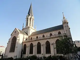 L'église Saint-Georges au sud de la place.