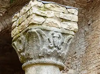 L'un des chapiteaux sculptés.