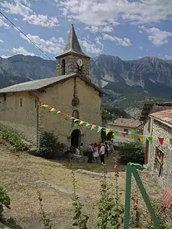 Façade et clocher de l’église Saint-Laurent de Chavailles.