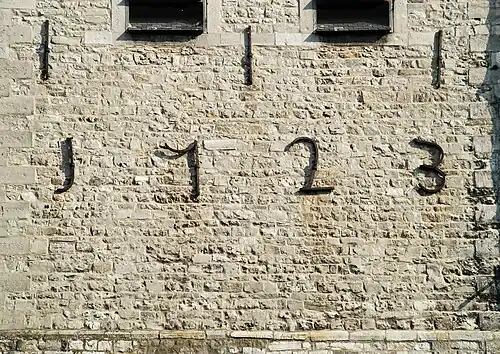 Le millésime 1723 sur la face nord de la tour.