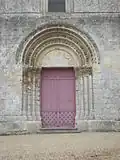 Le portail roman de l'église.
