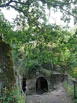 Entrée de la salle troglodyte.