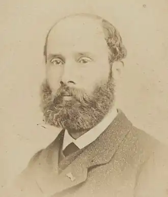 Portrait photographique d'un homme portant une barbe.