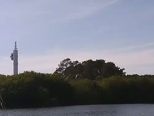 Vue du sémaphore de Messanges depuis les berges de l'étang de Moïsan.