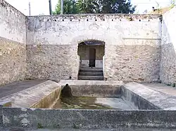 Le lavoir bas. Les marches, au fond, mènent au lavoir haut.