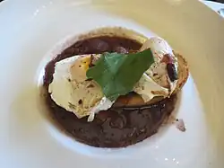 Servis sur pain grillé aillé.