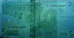 Billet de 5&nbsp;euros sous lumière UV (Verso)