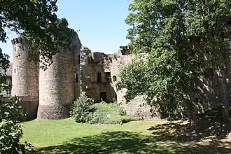 Le châtelet et sa douve.