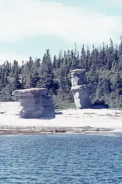 Île, monolithes, forêt boréale