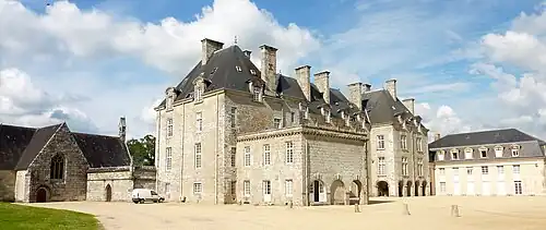 Le château de Pontcallec : vue extérieure d'ensemble.
