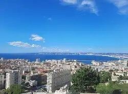 Vue de la rade de Marseille depuis la basilique Notre-Dame-de-la-Garde au sud, la chaîne de l'Estaque à l'horizon.