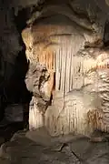 01&nbsp;: Grand pilier de stalactites.