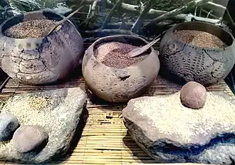 Poteries, meule à grains et mortier et pilon du Néolithique, pour moudre des céréales