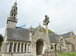 L'église et le calvaire.