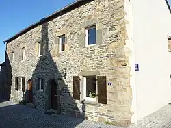 Maison dans le bourg.