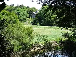 Le manoir de Kertalg dominant la vallée du fleuve côtier Bélon (en amont du pont du Guily).