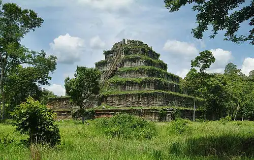 Pyramide à degrésComplexe du Prasat Thom en 2006