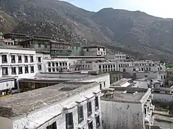 Vue d'ensemble du monastère.