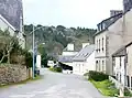 La rue principale du bourg de Trégarvan 1.