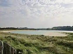 L'estuaire (ou ria) du Guillec, vue vers l'amont depuis les abords de la plage du Guillec en Plougoulm ; la rive gauche (à droite sur la photo) fait partie de Sibiril