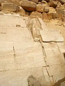 Blocs de parement de la pyramide (face est).