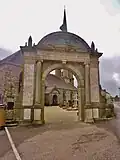 Église Saint-Gilles d'Elliant : porte triomphale de l'enclos paroissial.