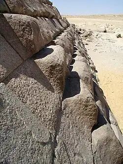 Blocs de parement en granite.