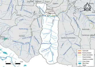 Carte en couleur présentant le réseau hydrographique de la commune
