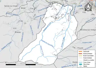 Carte en couleur présentant le réseau hydrographique de la commune