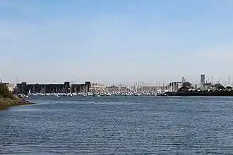 L'anse de Zanflamme, le port de Kernével (à Larmor-Plage) et la base de sous-marins de Keroman (à Lorient).