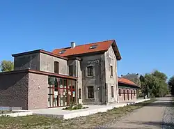 Aile de service, avec une annexe moderne.