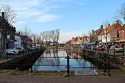 Le quai en pierre et le canal