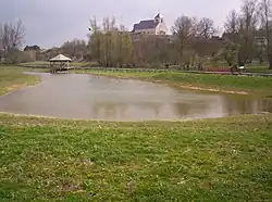 L'église vue du jardin humide.