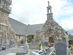 La chapelle Sainte-Nonne et, à gauche, l'église Sainte-Nonne.