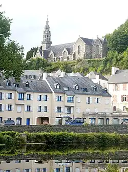 L'église vue de Châteaulin.