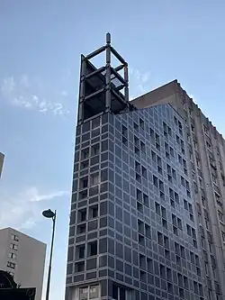 Grue incorporée à l'immeuble du no&nbsp;106.