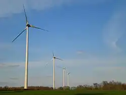 Les quatre éoliennes, en ligne, vues du sud