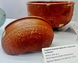 Fragment de poterie sigillée dite Coupe creuse aux fiancés (début du IIe&nbsp;siècle) trouvée sur le site de Vorganium (Kerilien), Lesneven, musée du Léon.