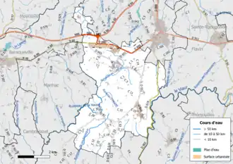 Carte en couleur présentant le réseau hydrographique de la commune