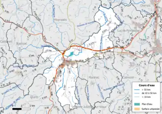 Carte en couleur présentant le réseau hydrographique de la commune