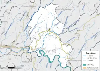Carte en couleur présentant le réseau hydrographique de la commune