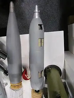 Кассетный выстрел 3ВО32 (справа)