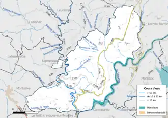 Carte en couleur présentant le réseau hydrographique de la commune