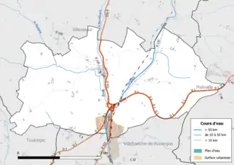 Carte en couleur présentant le réseau hydrographique de la commune