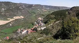 Vue du village de Roquefort depuis les flancs du rocher du Combalou.