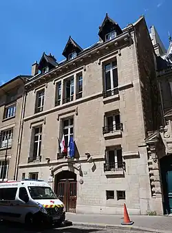 No&nbsp;12 : façade de l'hôtel Dieulafoy.