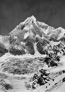 Vue du Siniolchu (6&nbsp;888&nbsp;m), depuis le glacier de Zemu (long de 29&nbsp;km vers 1900) ; des alpinistes progressent en bas à droite.
